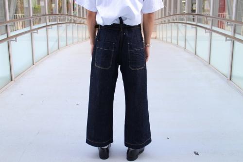 スタジオニコルソンのセルヴィッチワイドデニムパンツ