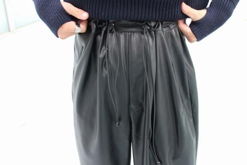 アタのフェイクレザーワイドパンツ