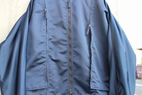 変形ブルゾンのネイビー