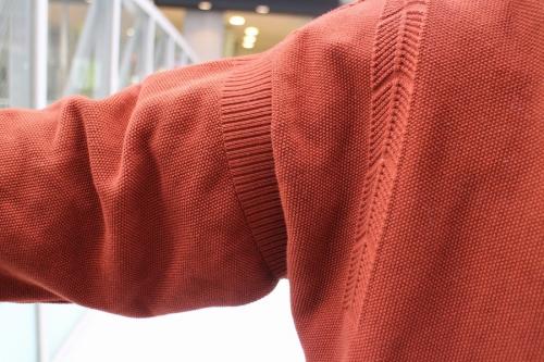 Vネックカーディガンのブラウン