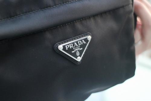 プラダのボディーバッグ
