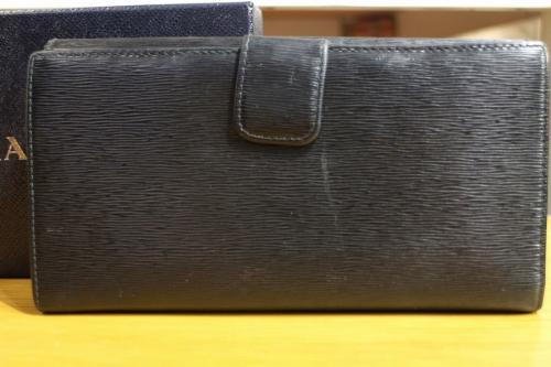 プラダの長財布