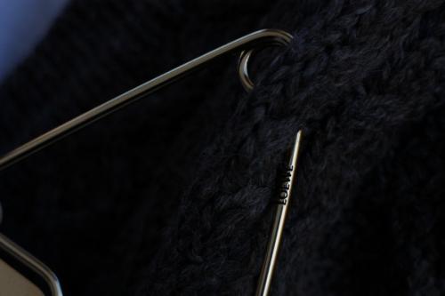 二重ピンチャームの'Meccano' Double Pin Charm