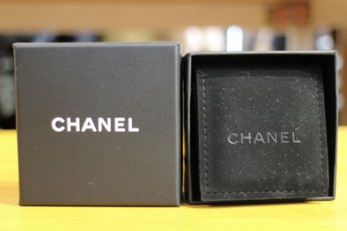 シャネルのココマークストーンピアス