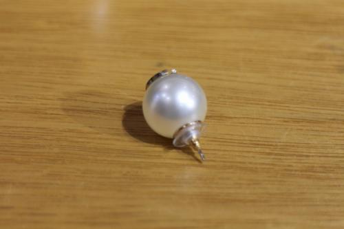 パールモチーフココマークピアスのB18刻印