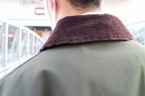 シングルBREASTEDコートのオリーブ