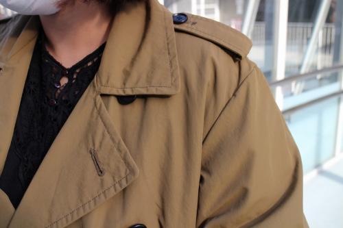 ナイロンタフタトレンチコートのベージュ