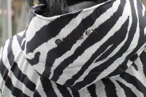 ゼブラプリントマウンテンウィンドウパーカーのホワイト×ブラック