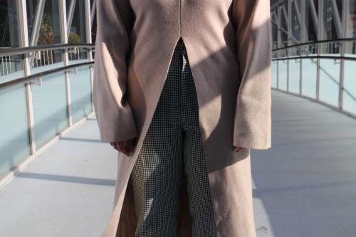 フロントスリットロングニットワンピースのベージュ