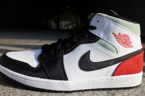 ハイカットスニーカーのAIR JORDAN 1