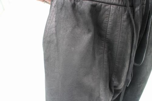 ユリウスのレザーサルエルパンツ