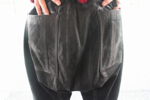 レザーサルエルパンツのブラック