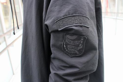 ハイネックウィンドブレーカーのブラック