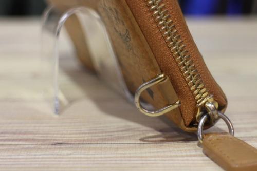 ラウンドジップウォレットのブラウン