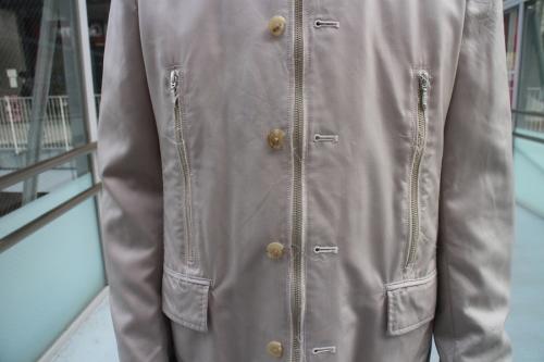 スタンドカラーブルゾンのベージュ