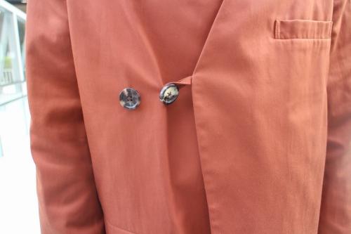 テーラードジャケットのブラウン