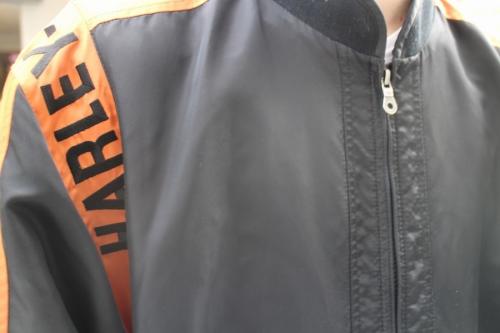 ナイロンジャケットのブラック×オレンジ