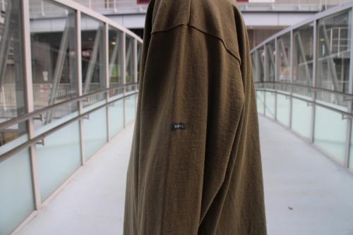 ビッグシルエットバスクシャツのオリーブ