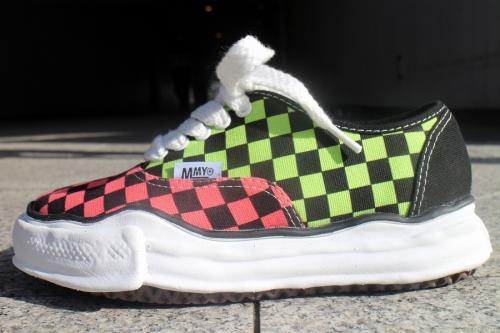 ローカットダットスニーカーのマルチカラー