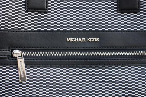 マイケルコースのロゴトートバッグ