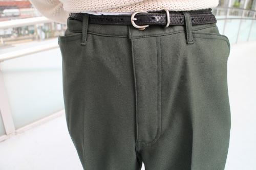 ブーツカットパンツのグリーン