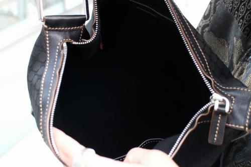 マカダムナイロンショルダーバッグのブラック