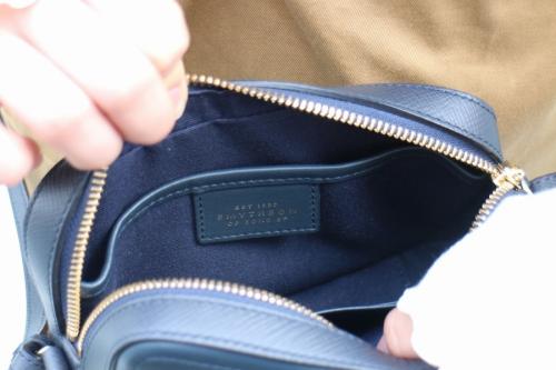 クロスボディーバッグのネイビー