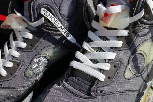 ナイキ×オフホワイトのハイカットスニーカー