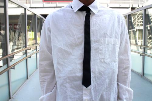 フェイクタイブロードシャツのホワイト×ブラック