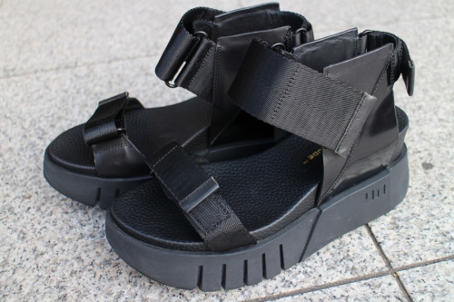 キャリアファッションのUNITED NUDE