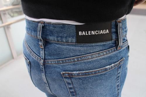 バレンシアガのカットオフデニムパンツ