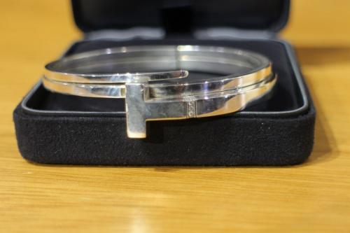 ティファニーのTスクエアラップブレスレット