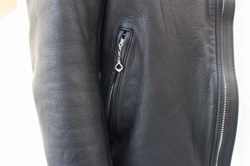 ライダースジャケットのブラック