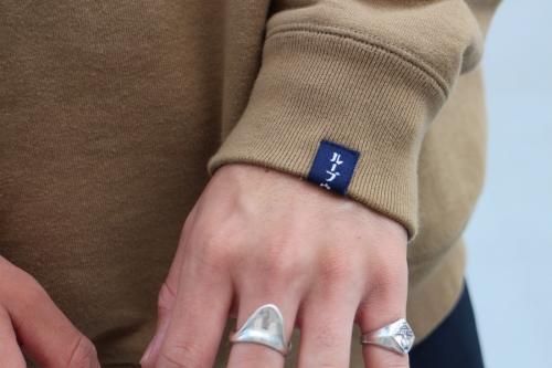 ハイネックスウェットのベージュ