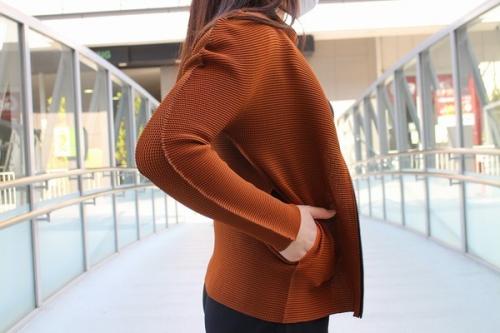 プリーツジップアップジャケットのブラウン