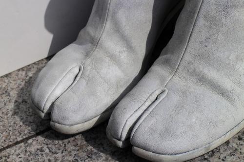 メゾンマルジェラ 22のペンキ加工タビブーツ