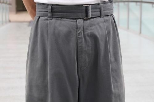 グラフペーパーのミリタリークロスベルテッドパンツ