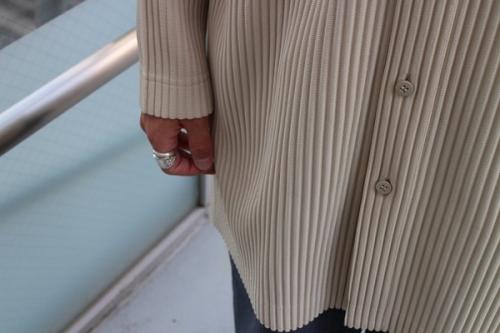 バンドカラープリーツシャツのベージュ