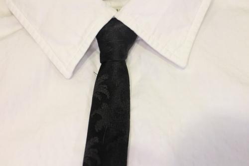 サンローランパリのシルクサテンナロータイ