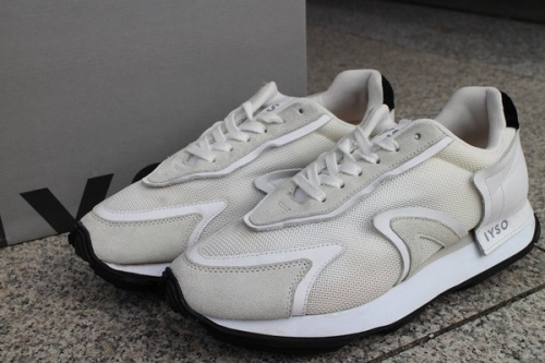 スニーカーのIYSO