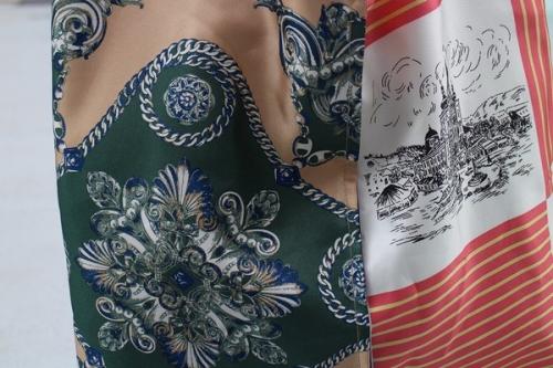 スカーフトートバッグのマルチカラー