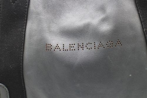 バレンシアガのネイビーカバS