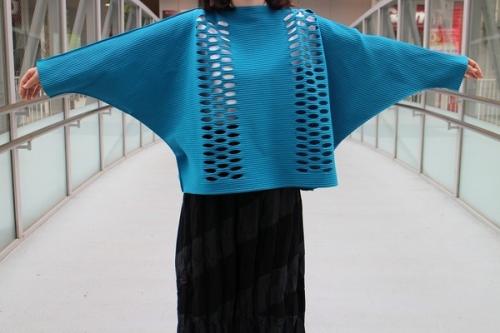 カットワークカットソーのブルー