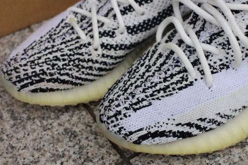 アディダスのイージーブースト350V2