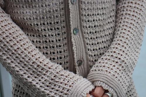 ローゲージニットカーディガンのベージュ