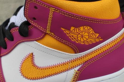 ミドルカットスニーカーのAIR JORDAN 1 MID