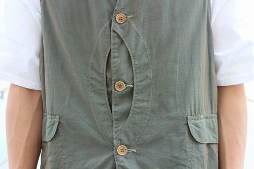 ロイヤルトラベラーベストのオリーブ