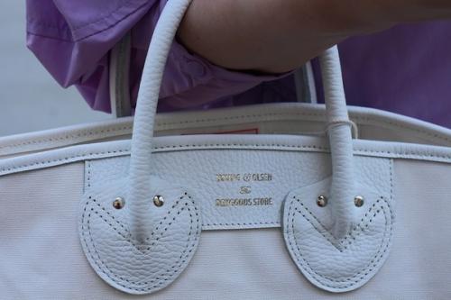 キャンバスキャリーオールトートのホワイト