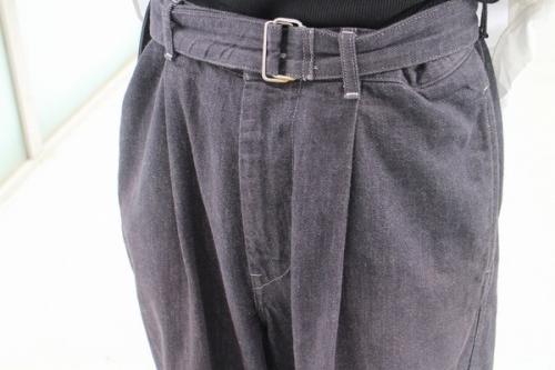 カラーファストデニムベルテットパンツのインディゴ