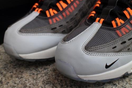AIR MAX 95のグレー×オレンジ